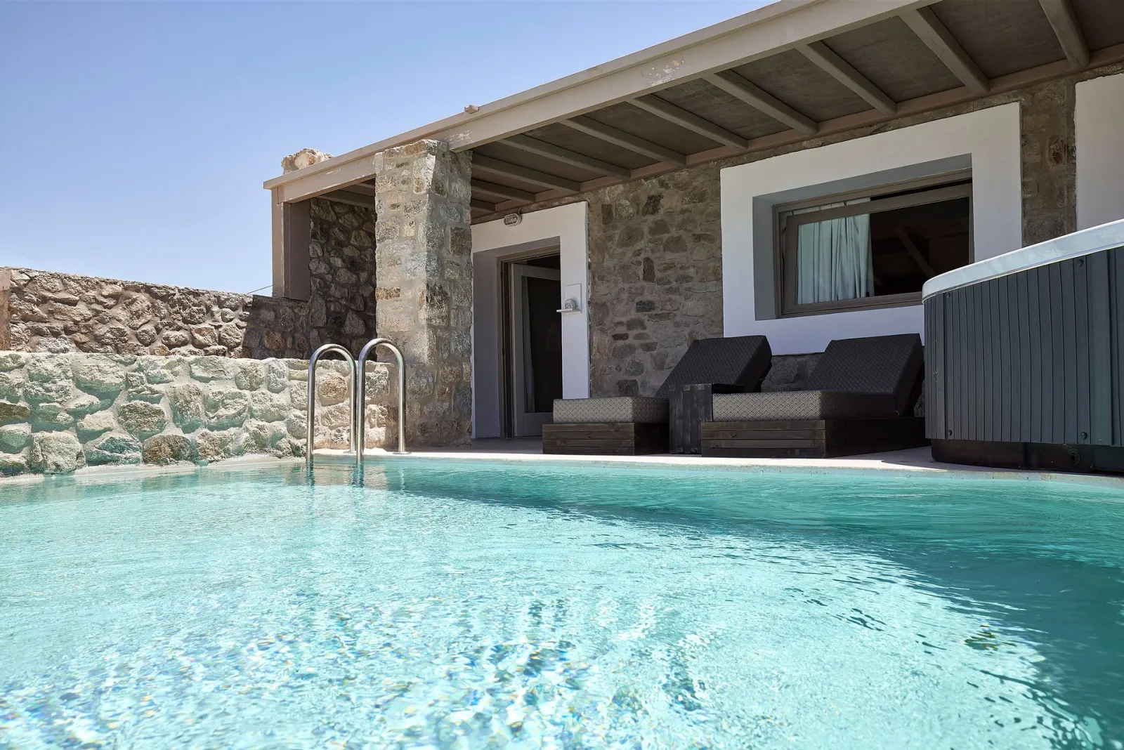 Honeymoon Suite with Private Pool & Outdoor Heated Whirlpool