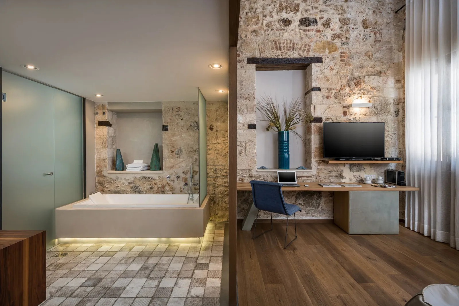 Duplex Suite with Spa Bath [Porcelain]