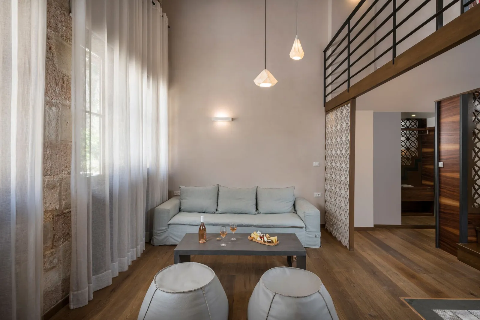 Duplex Suite with Spa Bath [Porcelain]