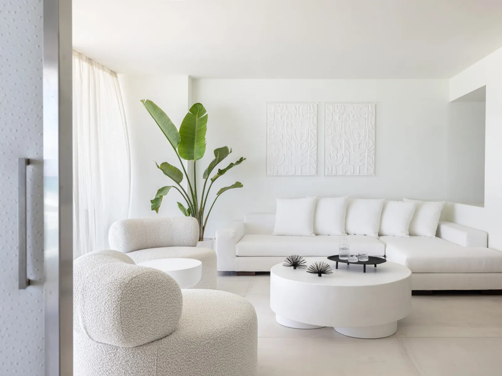 Amirandes White Suite