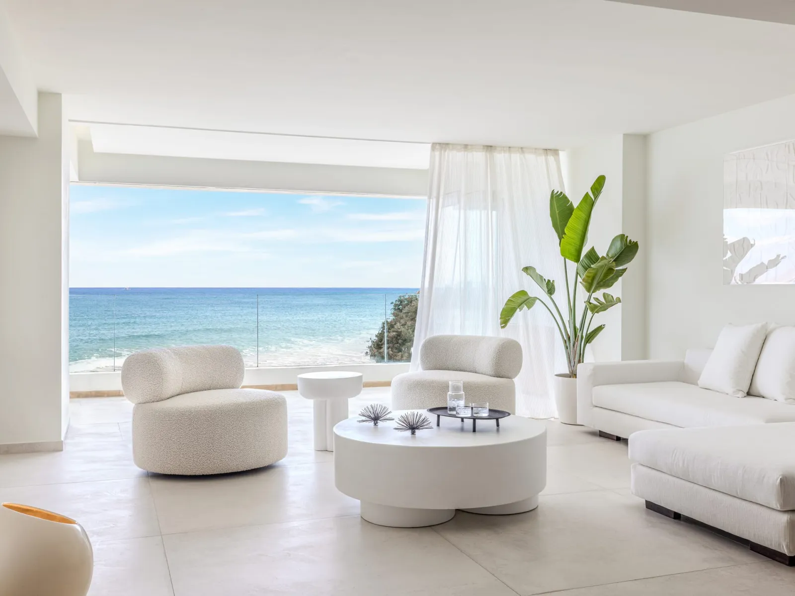 Amirandes White Suite
