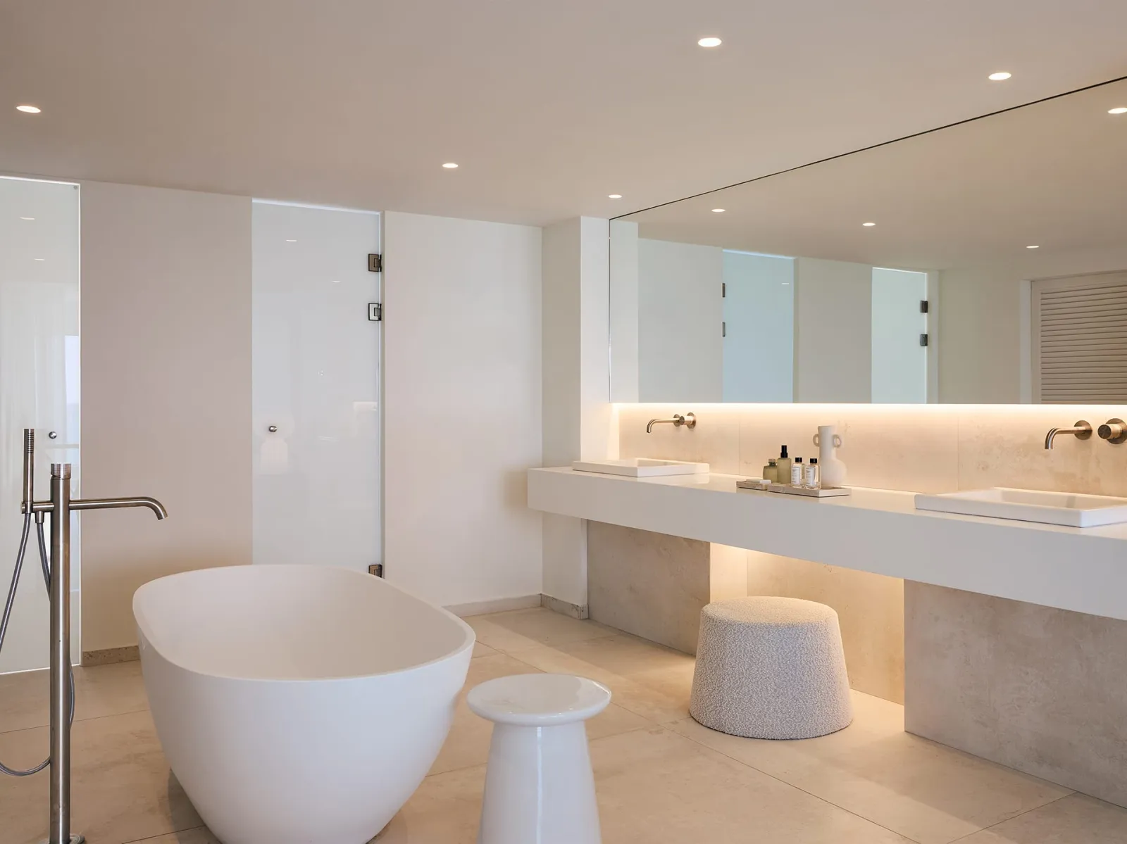 Amirandes 2 Bedroom White Suite