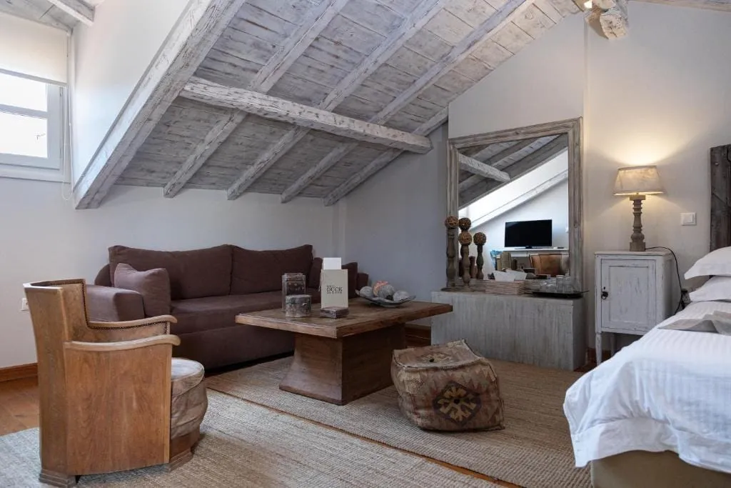 Attic Suite with Balcony in Adiandi Building ( 3rd floor )