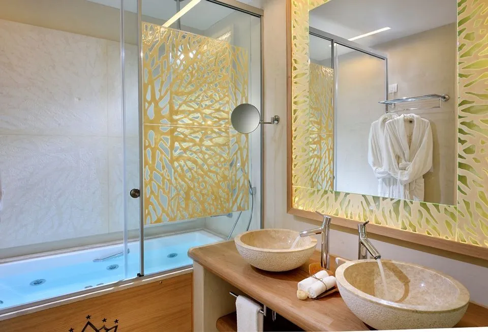 Premium Honeymoon Suite