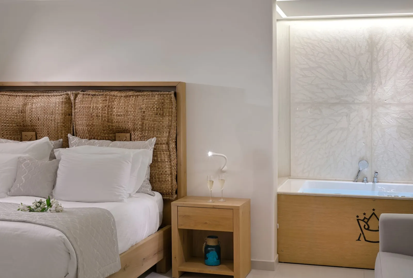 Premium Honeymoon Suite