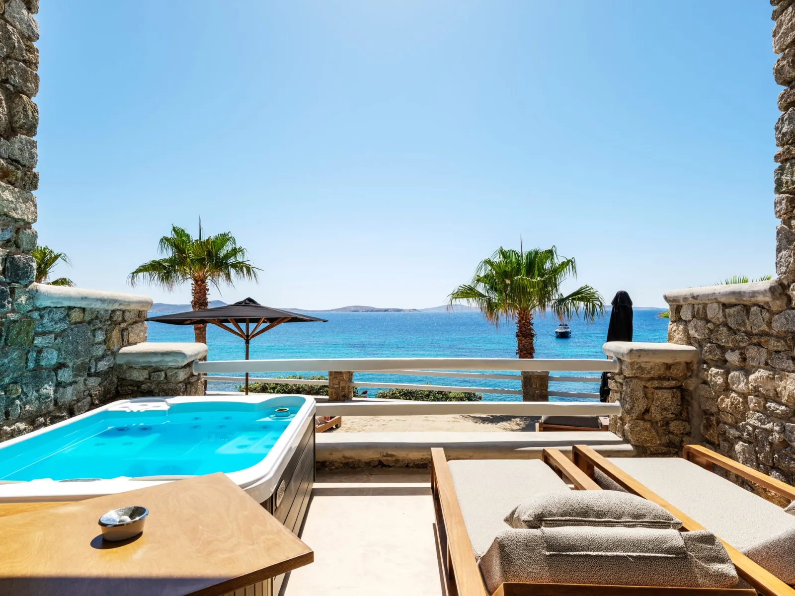 Luxury Beachfront Suite with Outdoor Jacuzzi