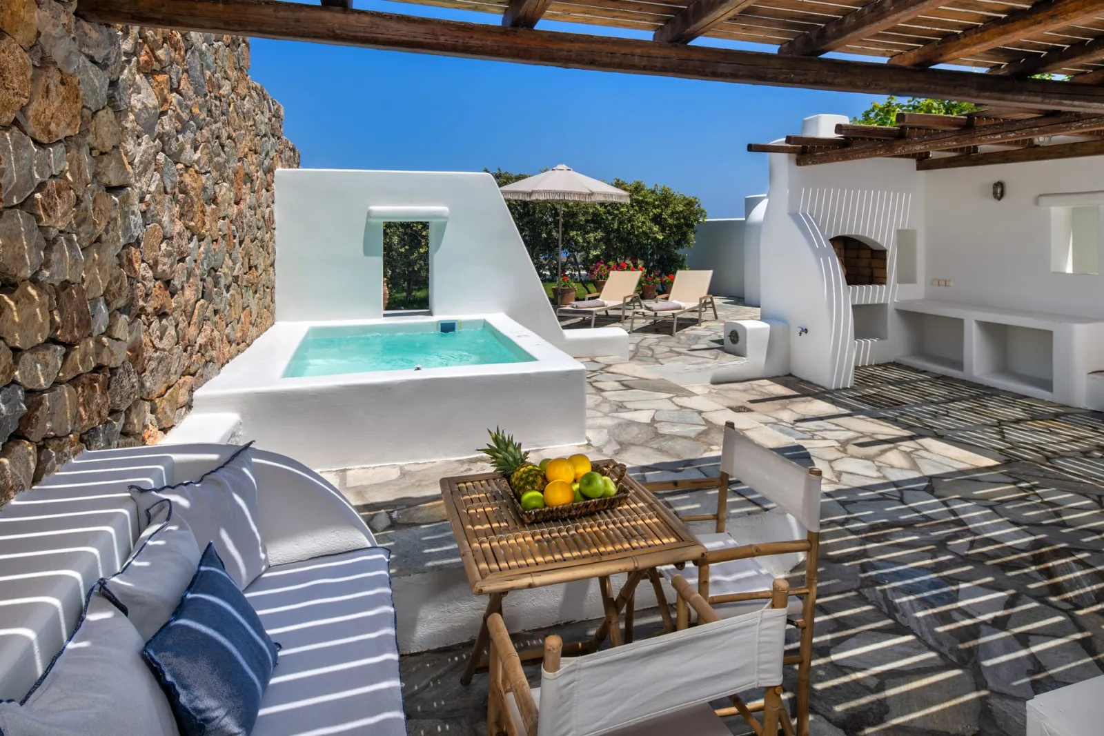 Suite with outdoor jacuzzi &amp; garden view