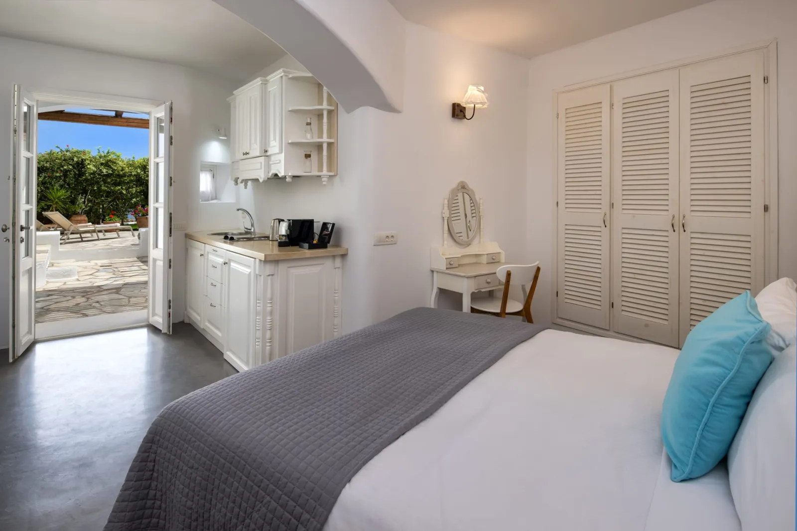 Suite with outdoor jacuzzi &amp; garden view