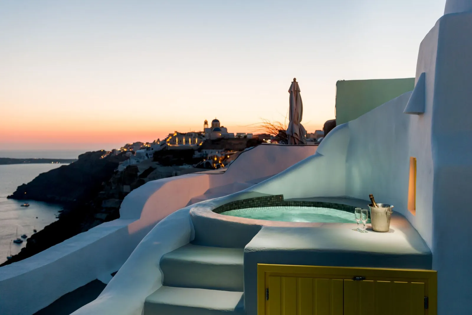 Private One Bedroom Villa with Hot tub and Caldera View (Avra)