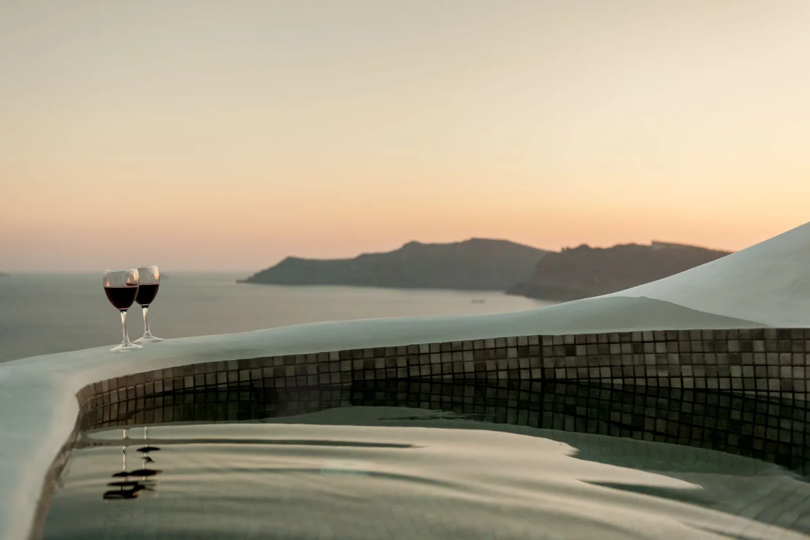 Private One Bedroom Villa with Hot tub and Caldera View (Avra)