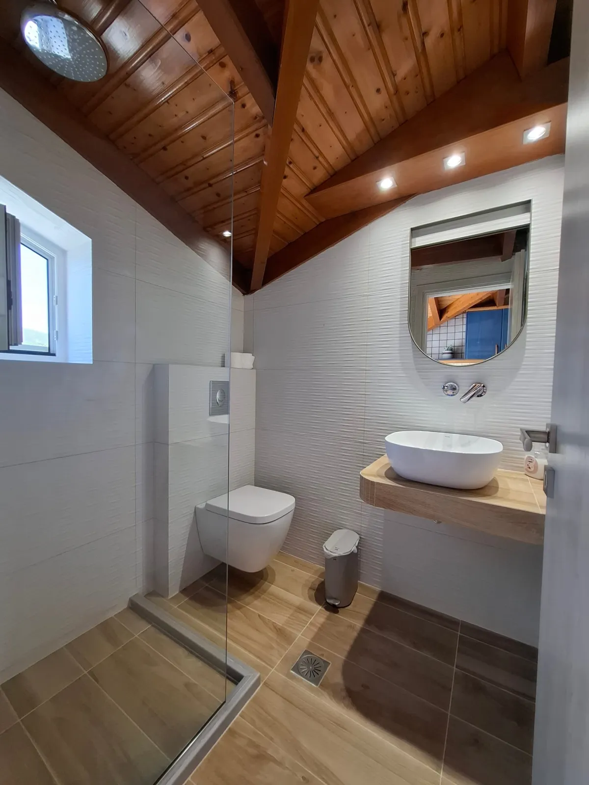 Loft Apartment - 2 Bedroom with King Size Comfort & View