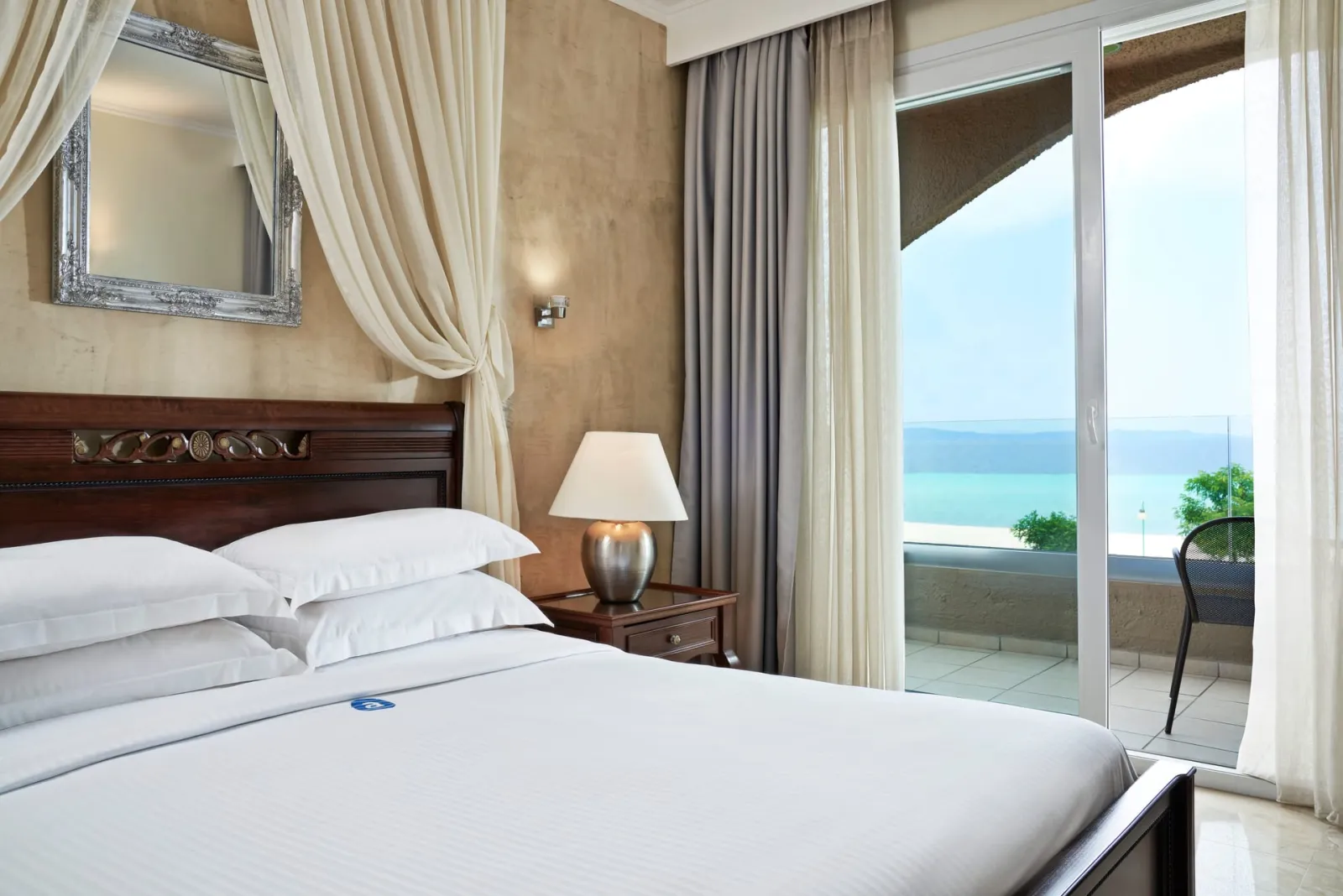 One-Bedroom Suite Sea View