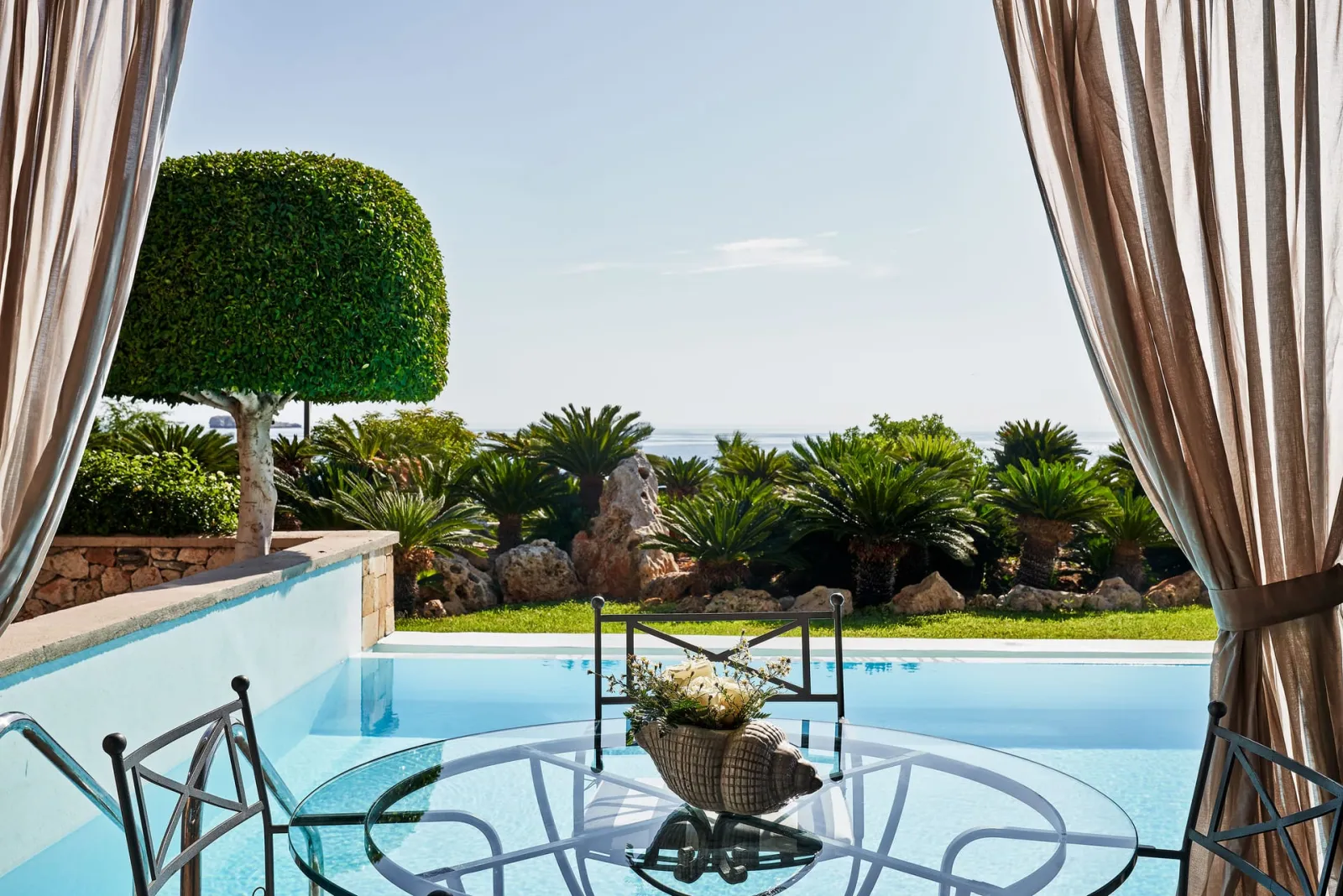 Queens Maisonette Sea Front with Private Pool