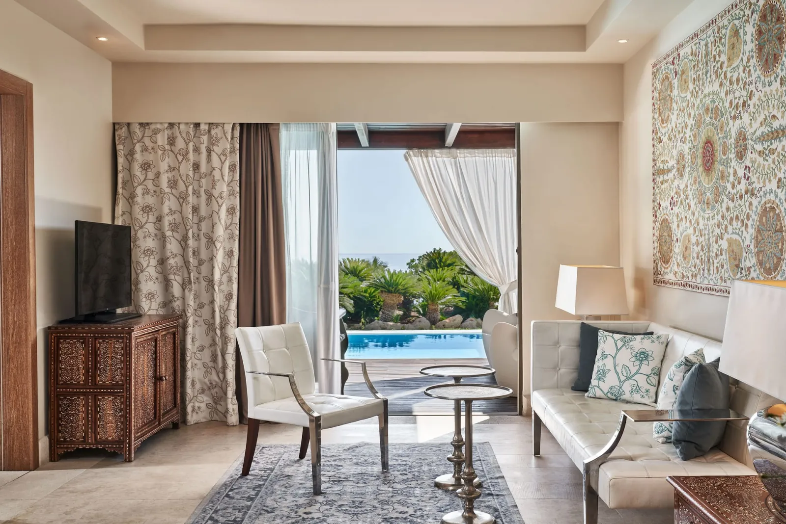 Queens Maisonette Sea Front with Private Pool