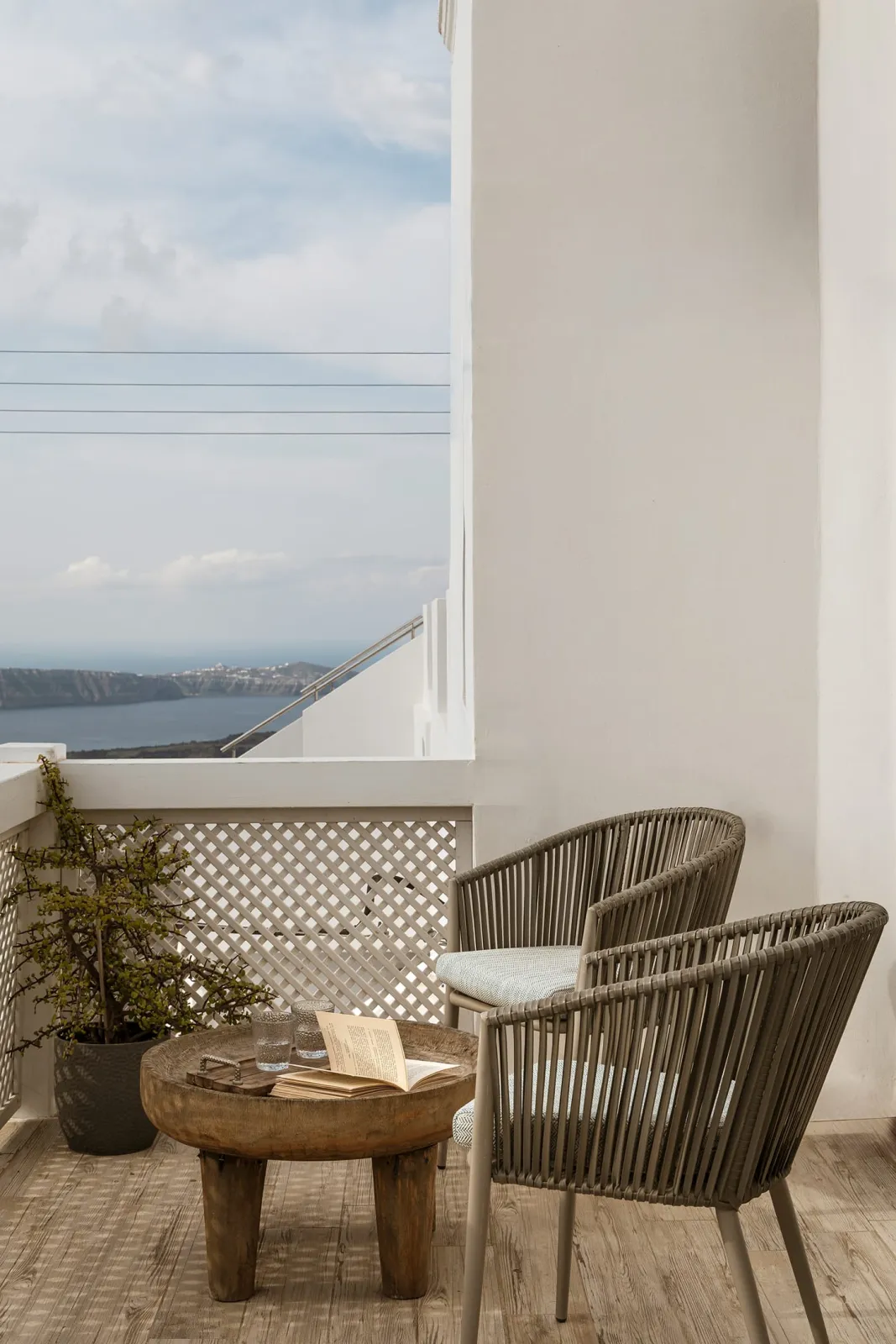 APARTMENT SUITE - Side Sea view