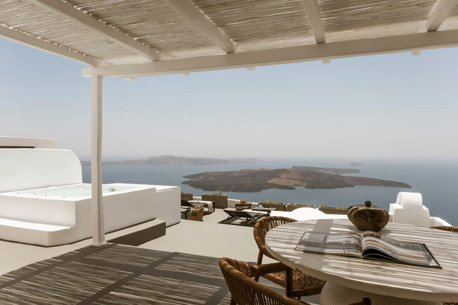 Two Bedroom Executive Suite - Grand Terrace with Panoramic Caldera Sea View and Hot Tub