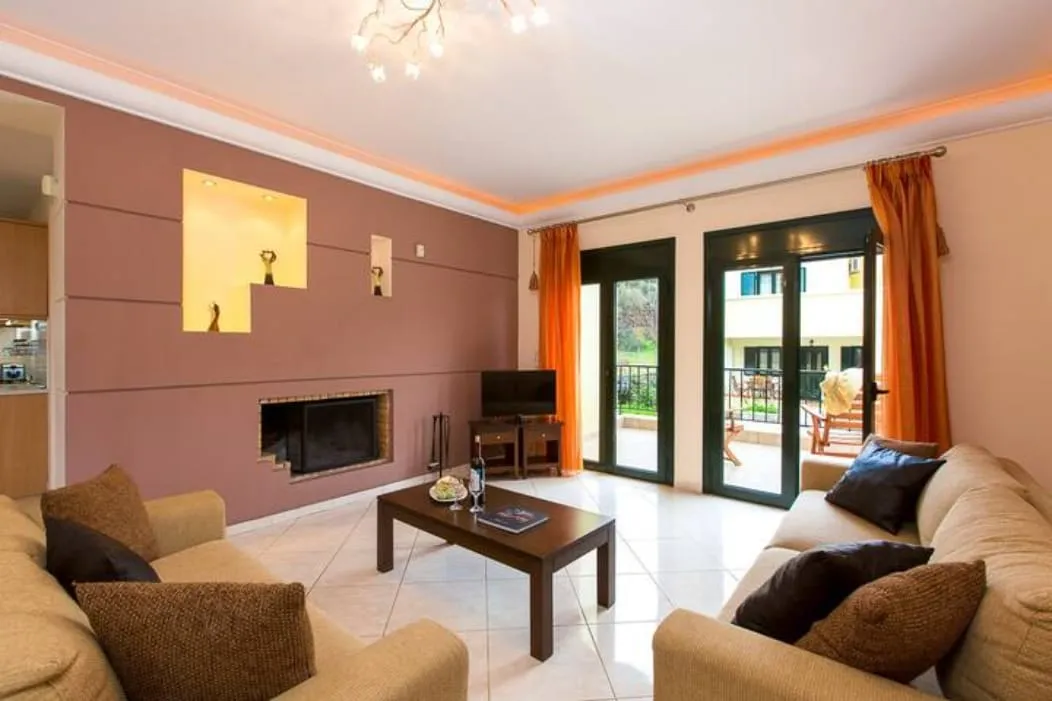 2 Houses Complex with 6 Bedrooms & Pool