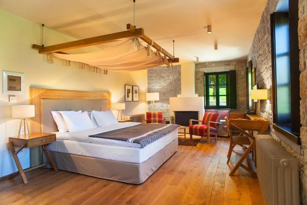 Honeymoon Suite with Outdoor Jacuzzi
