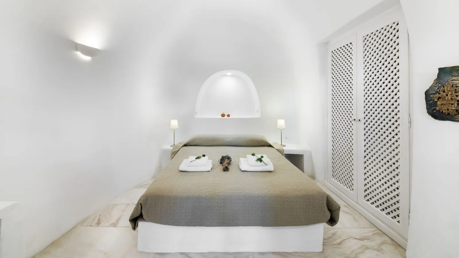 Honeymoon  Cave Suite with Private Outdoor Hot Tub with Jets