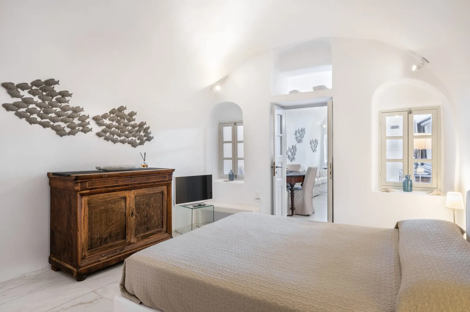 Deluxe Cave Villa with Private Outdoor Hot Tub with Jets