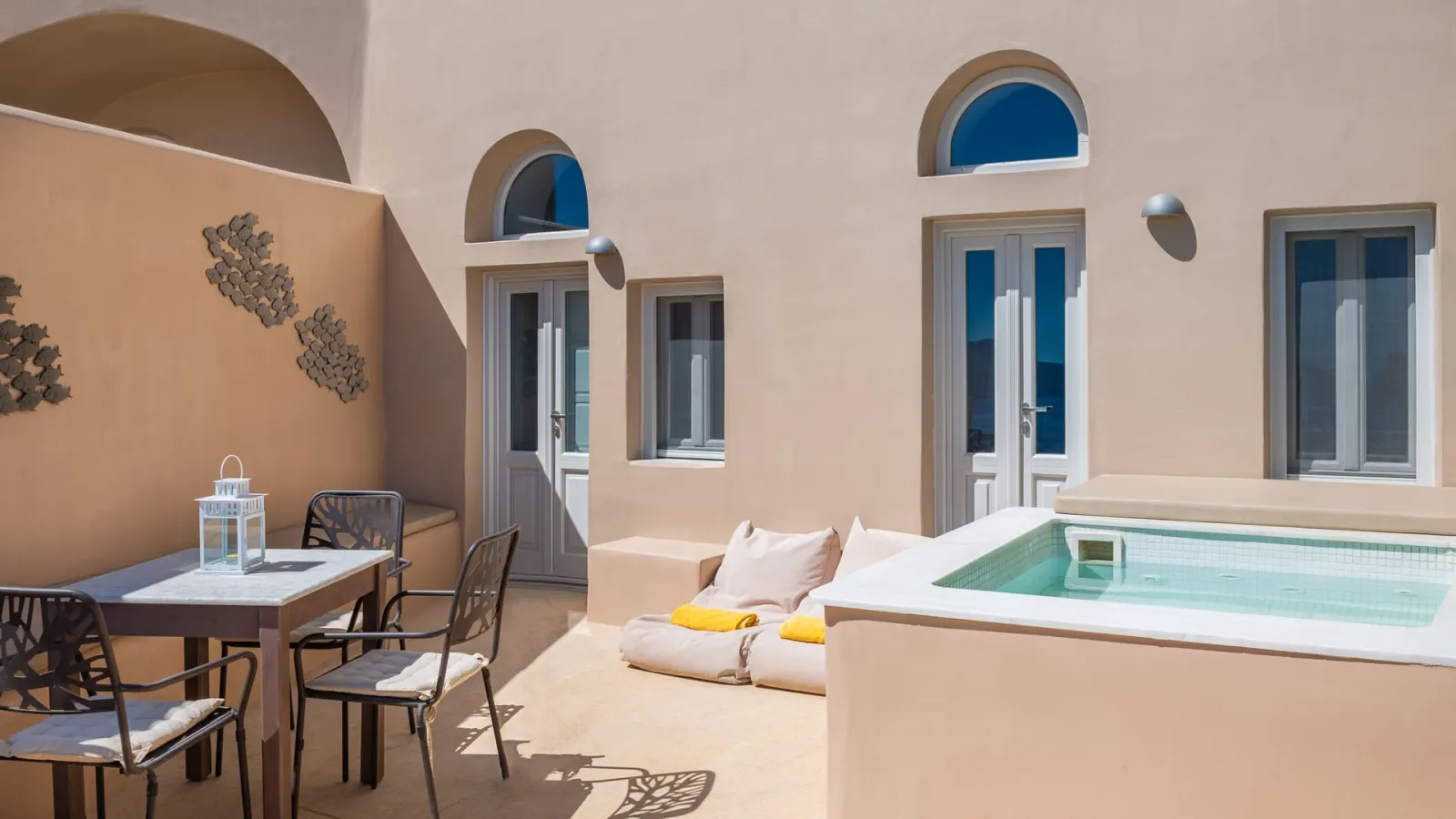 Deluxe Cave Villa with Private Outdoor Hot Tub with Jets