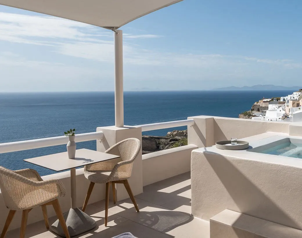 Top Floor  Exclusive Suite with plunge pool l Panoramic views of Caldera Volcano sea and blue domes