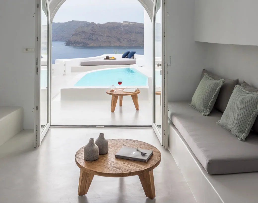 Top Floor  Exclusive Suite with plunge pool l Panoramic views of Caldera Volcano sea and blue domes