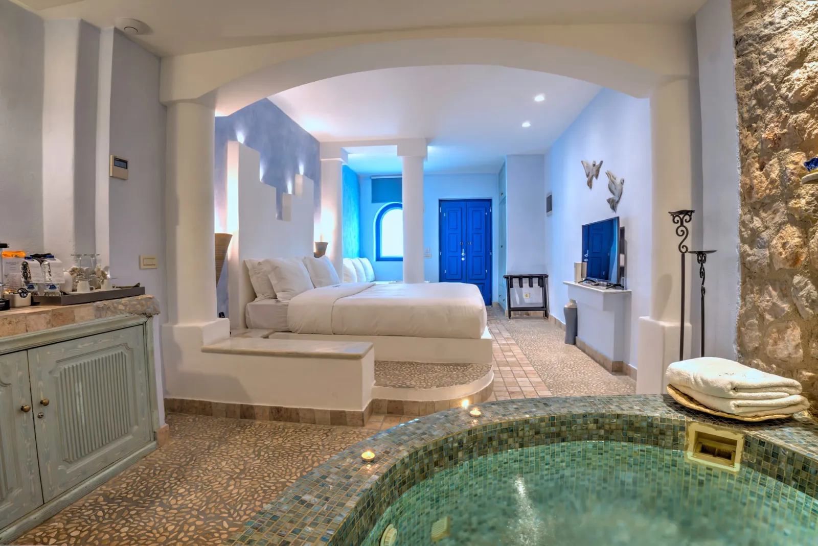 Junior Suite with indoor couples Jacuzzi and private balcony with sea/caldera/volcano view