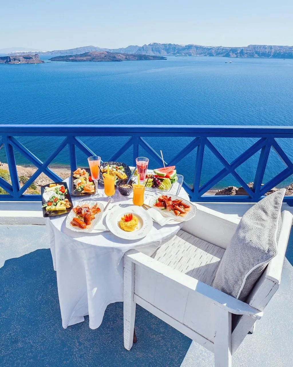 Senior Suite with indoor couples Jacuzzi and private balcony with sea/caldera/volcano view