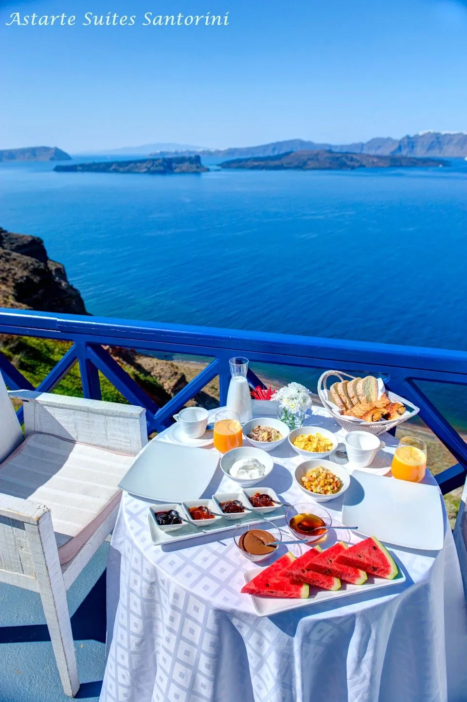 Honeymoon Suite with couples Jaccuzi and spacious private balcony with sea/caldera/volcano view