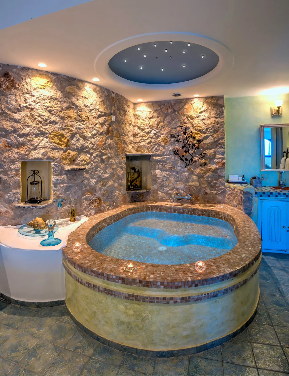 Honeymoon Suite with couples Jaccuzi and spacious private balcony with sea/caldera/volcano view