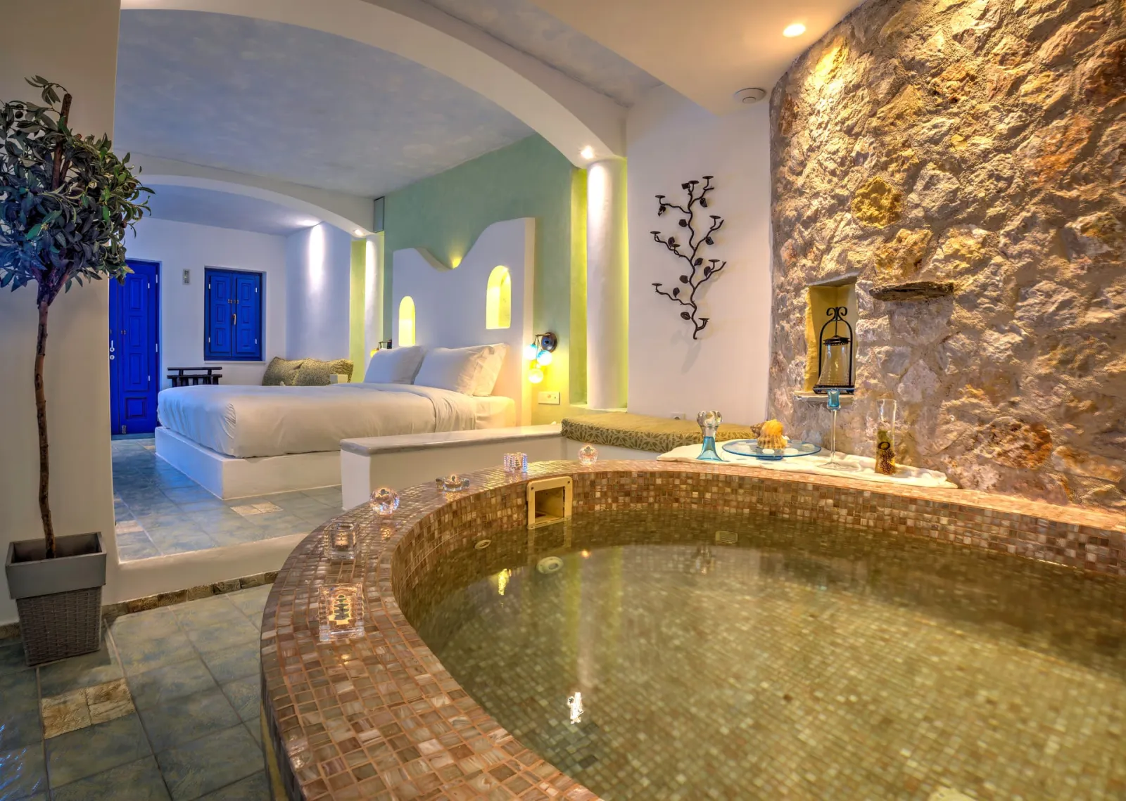 Honeymoon Suite with couples Jaccuzi and spacious private balcony with sea/caldera/volcano view