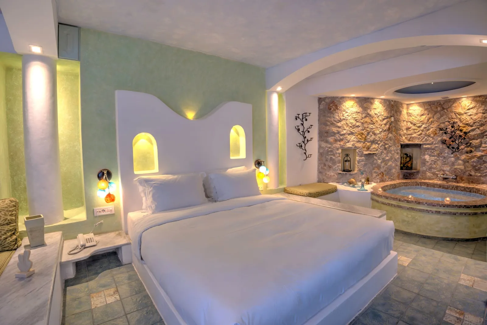 Honeymoon Suite with couples Jaccuzi and spacious private balcony with sea/caldera/volcano view