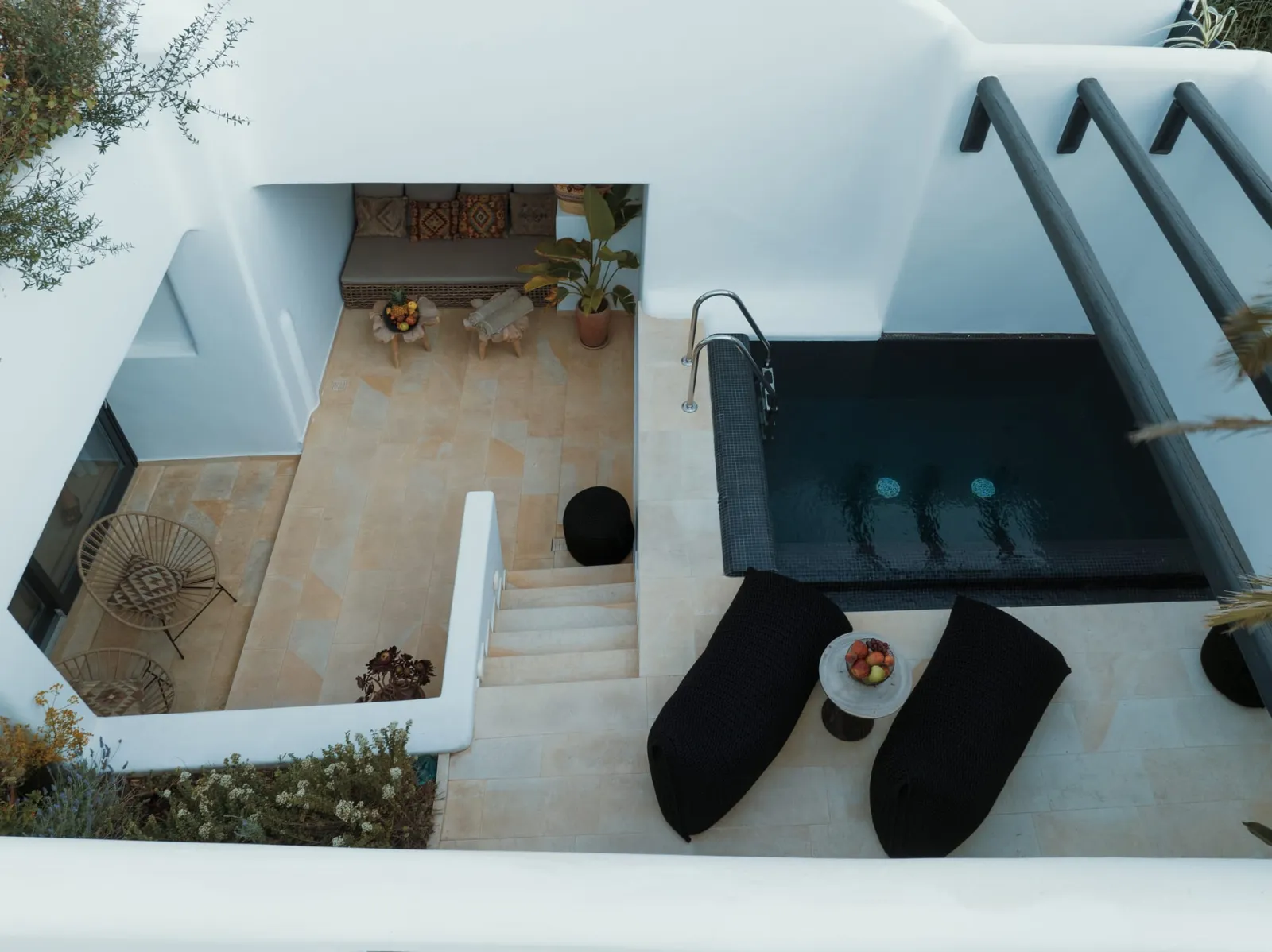 Friends & Family 2 Bedroom Suite with Private Pool & Surrounding View