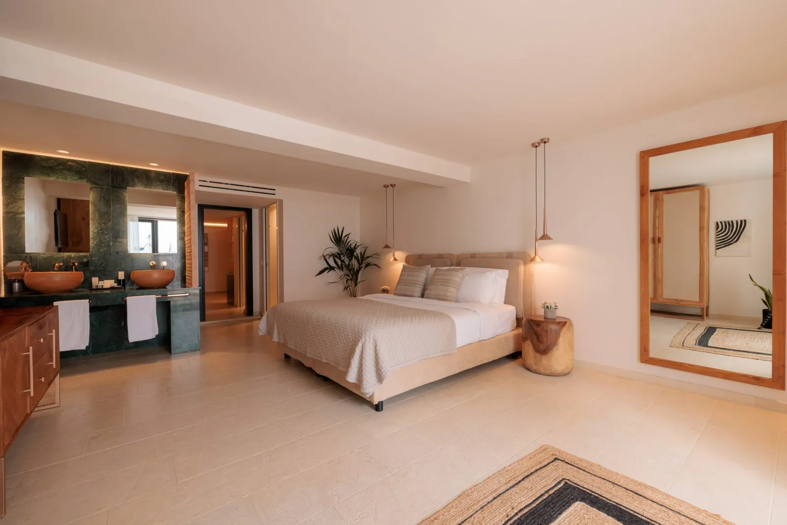 Friends & Family 2 Bedroom Suite with Private Pool & Surrounding View