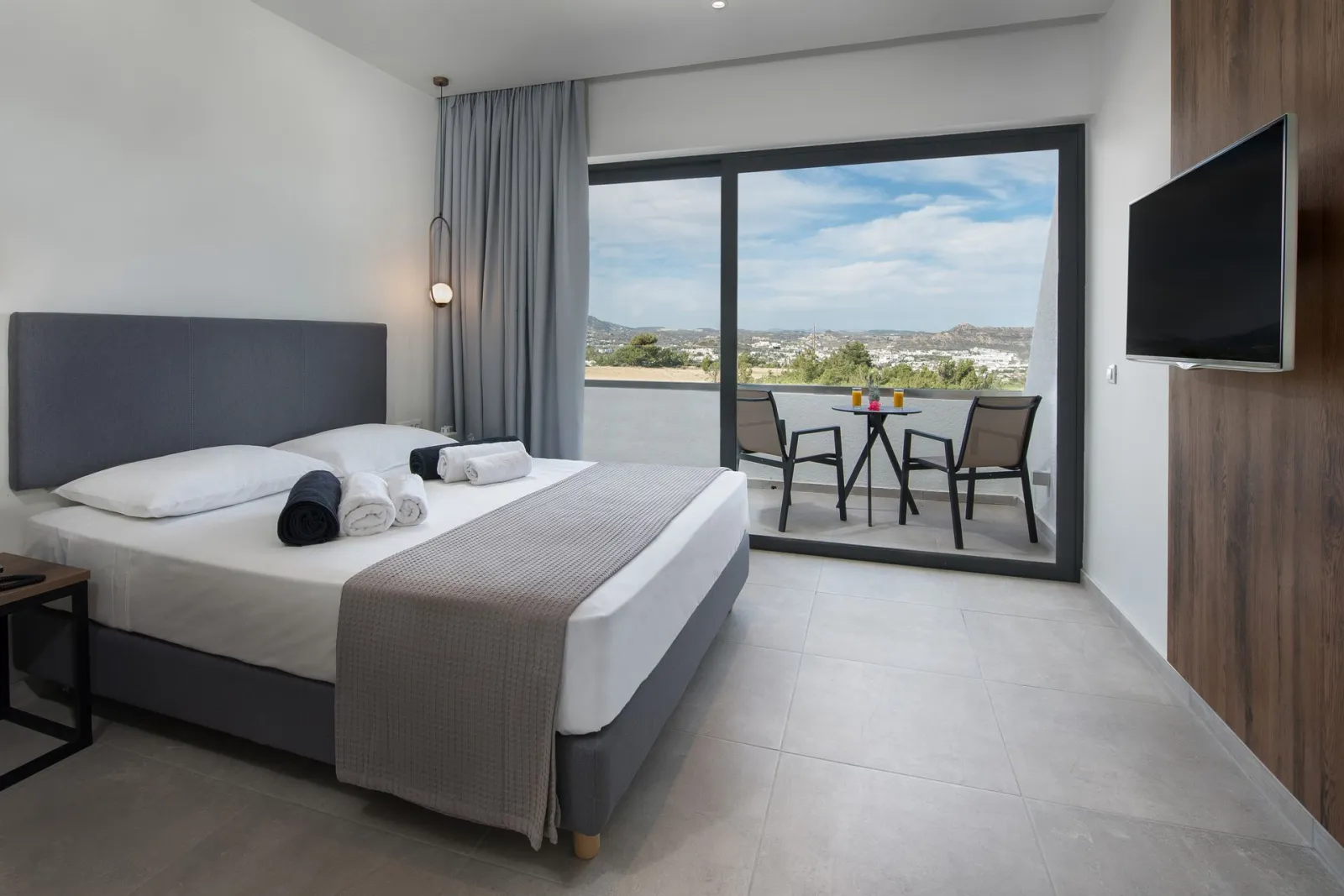 Deluxe Room with Pool or Side Sea View