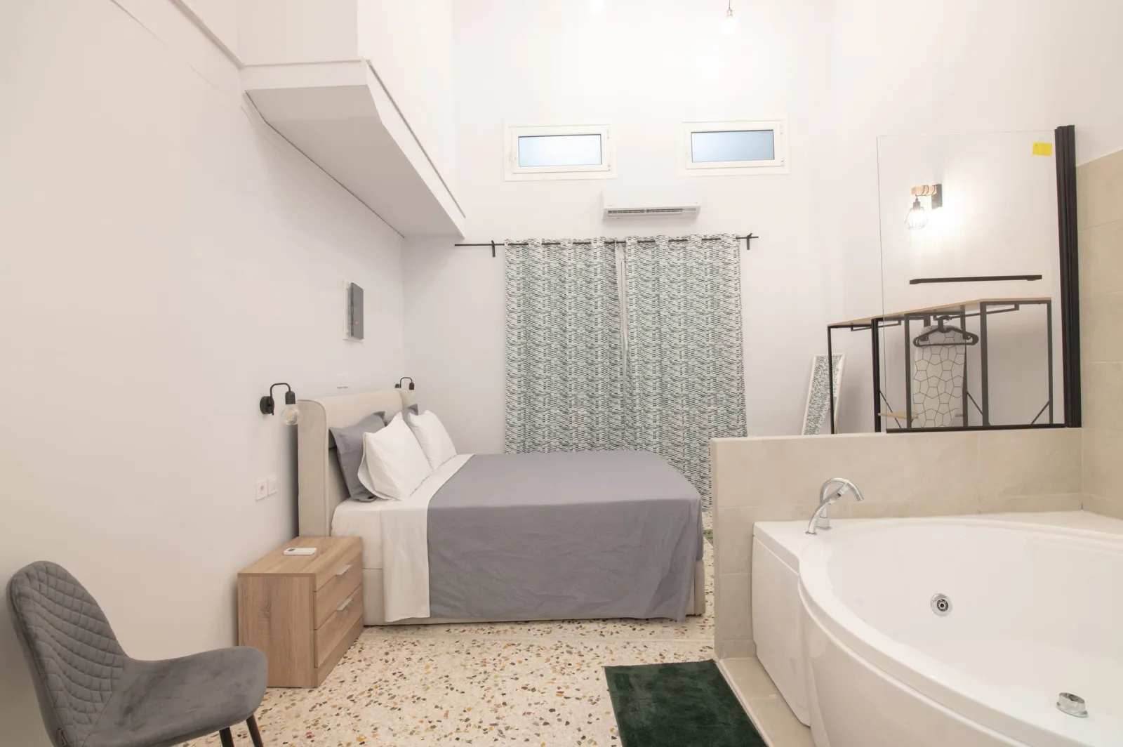 Studio with Spa Bath