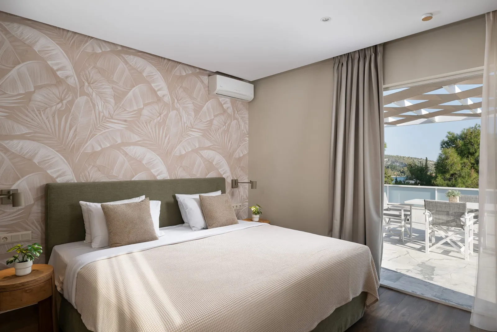 Penthouse Comfort Suite with Hot Tub
