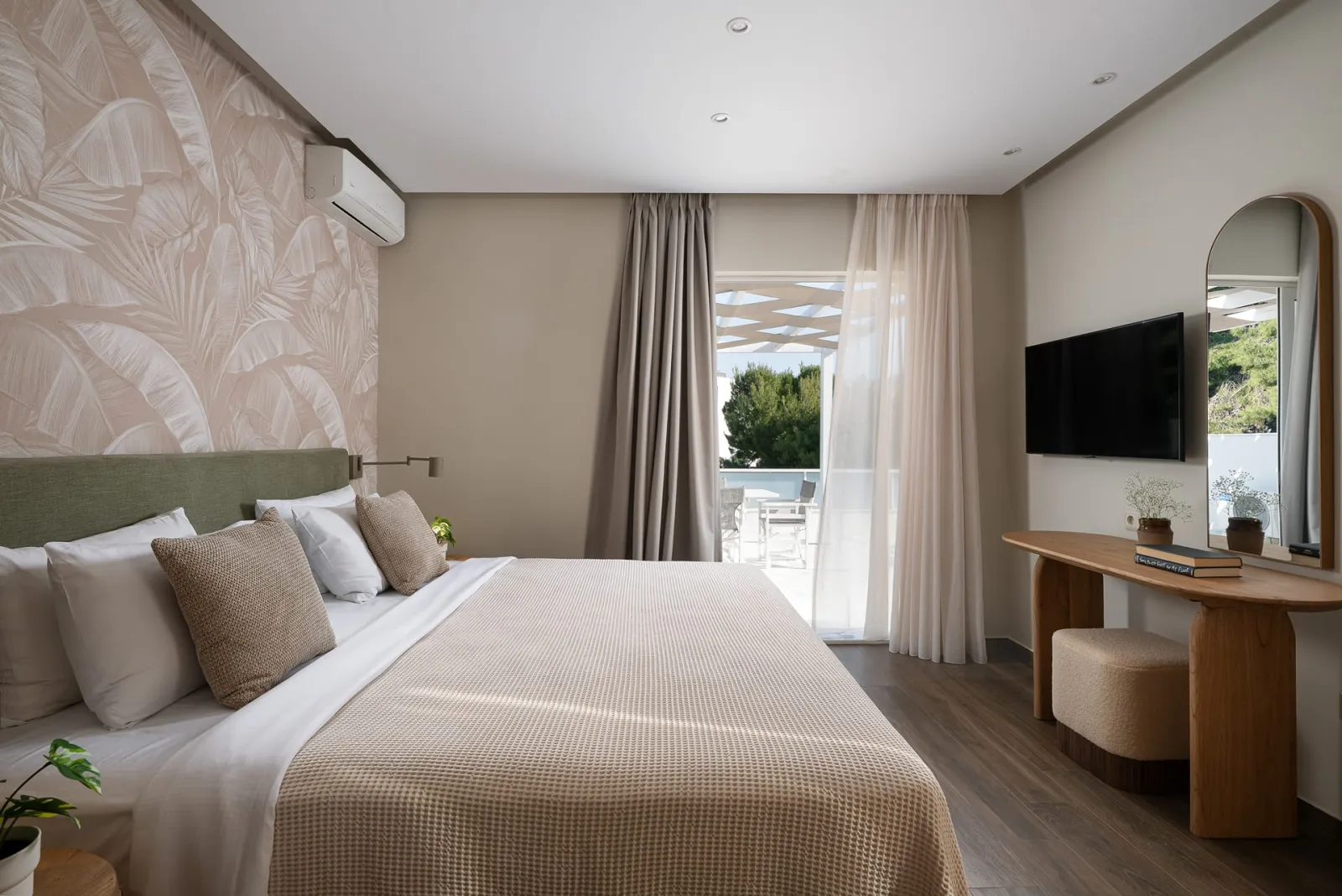 Penthouse Comfort Suite with Hot Tub