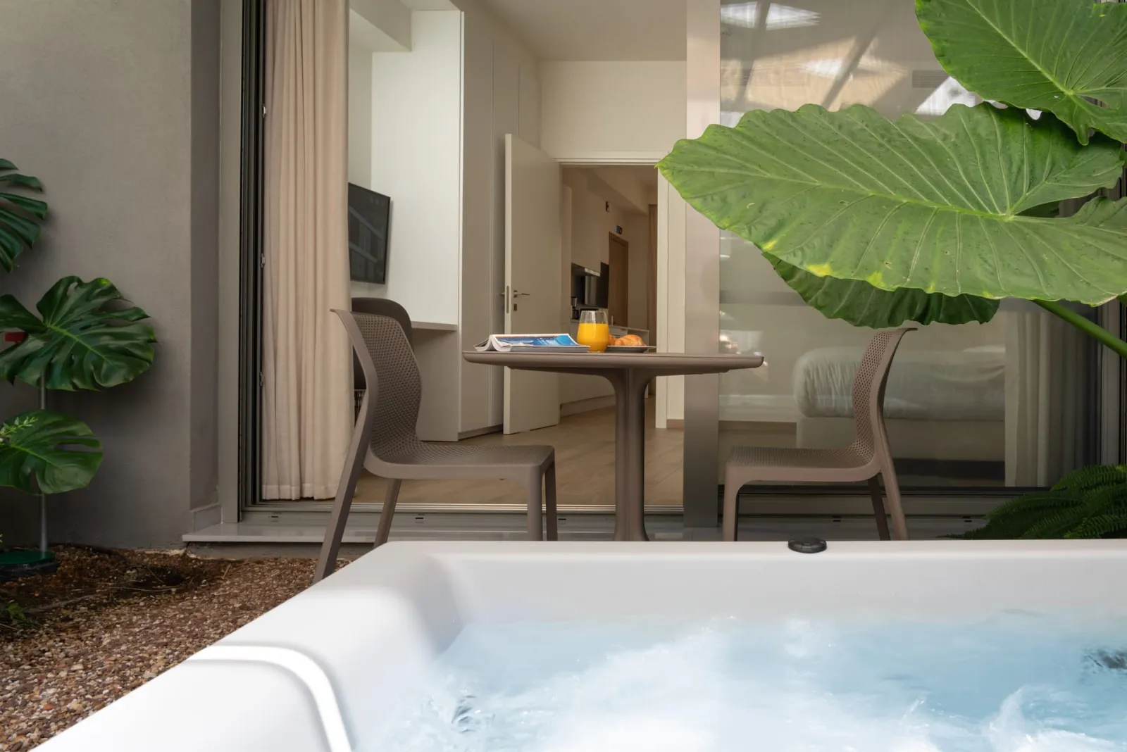One Bedroom Apartment with Private Garden and Hot Tub