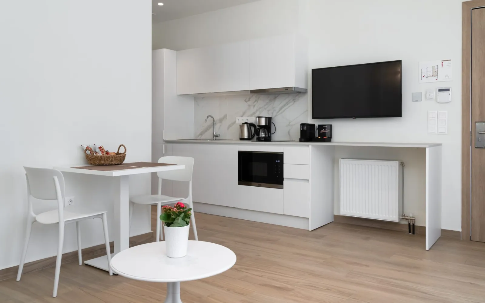 One Bedroom Apartment with Private Garden and Hot Tub