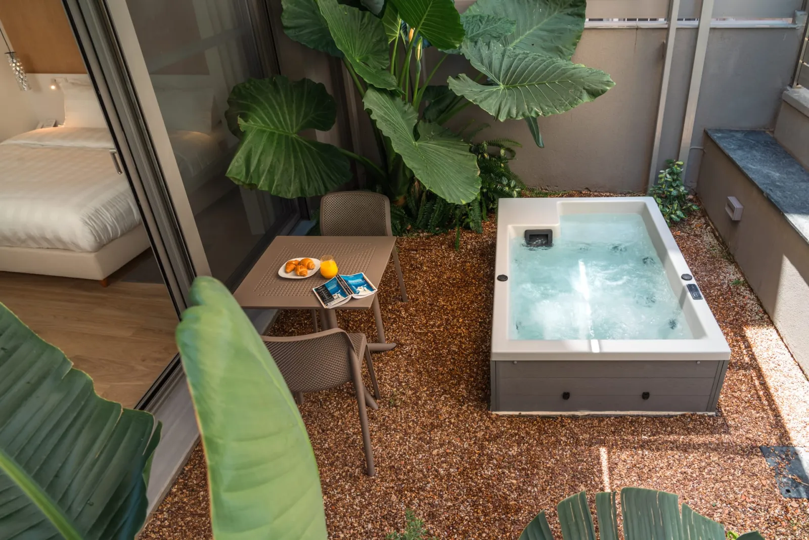 One Bedroom Apartment with Private Garden and Hot Tub