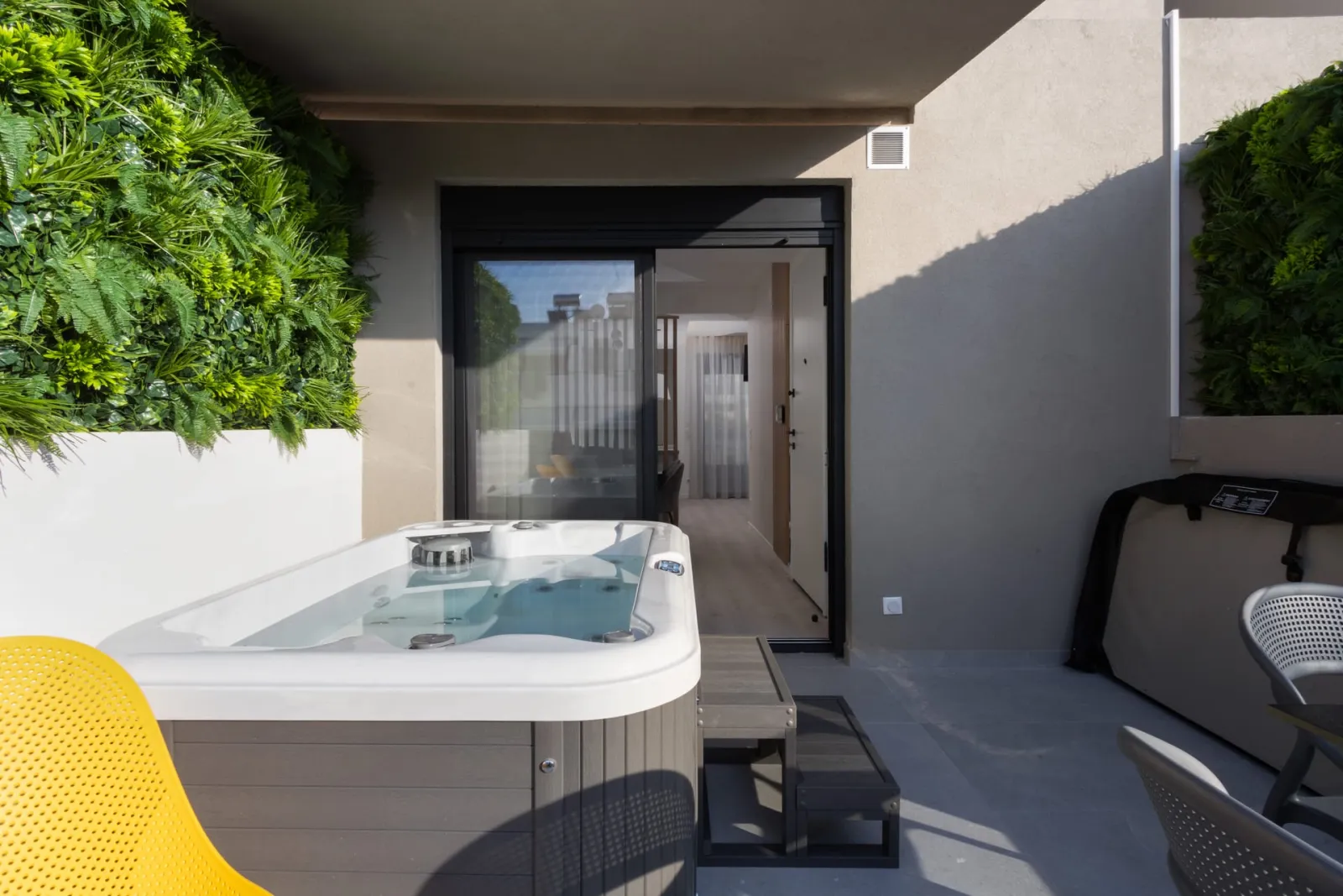 2 Bedroom Maisonette Suite with Jacuzzi
