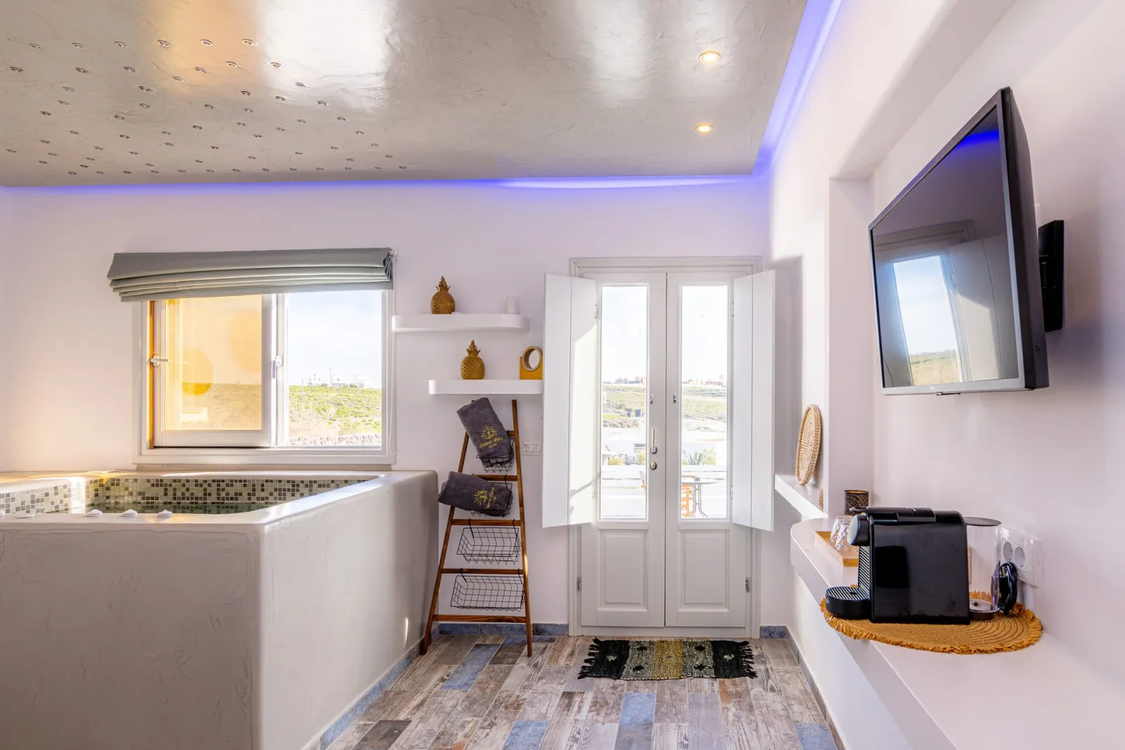 Elegant Suite with indoor hot tub and sea view