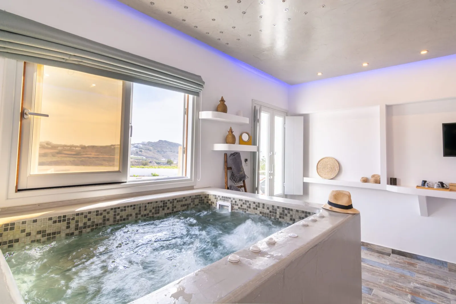 Elegant Suite with indoor hot tub and sea view