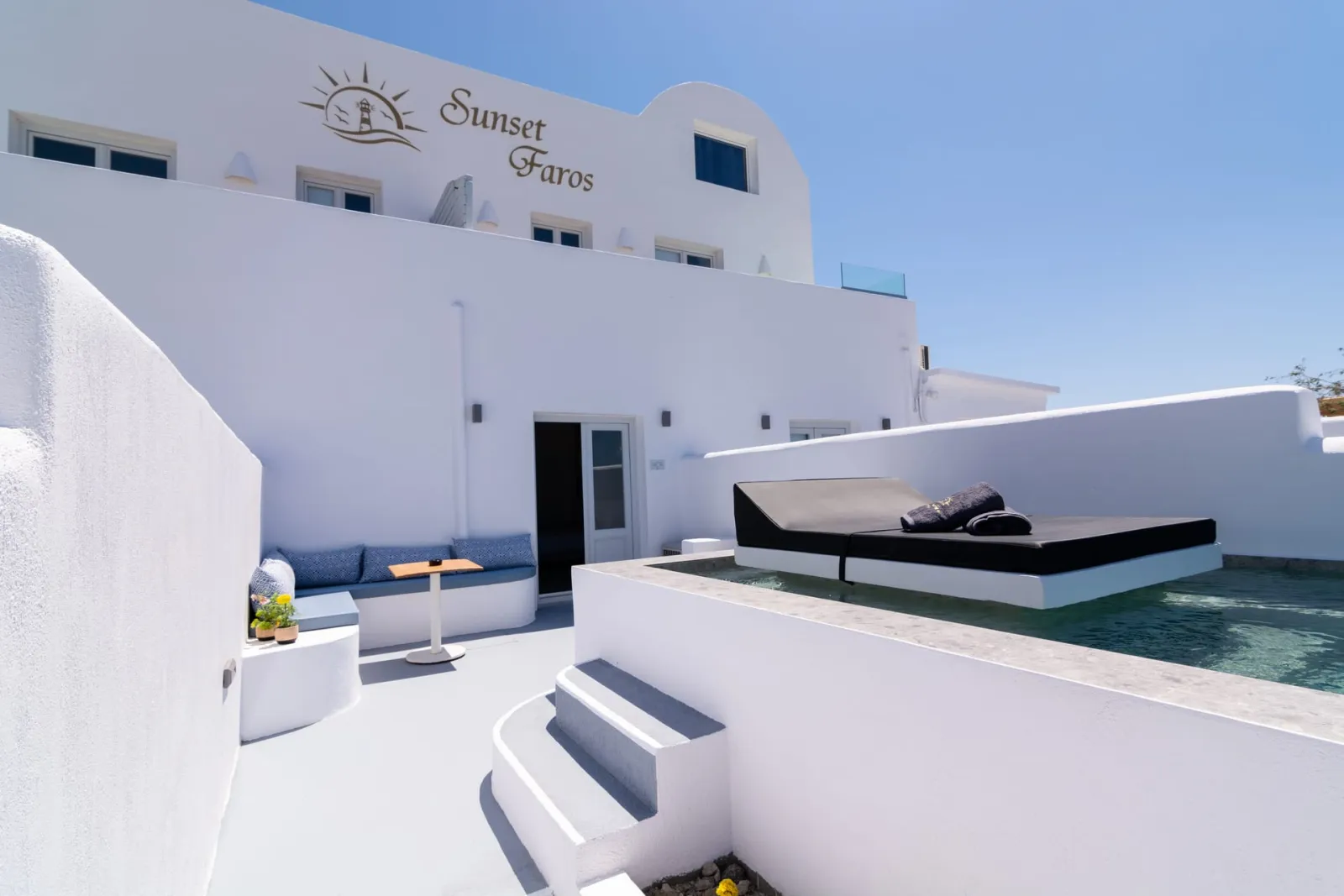 Deluxe Suite with plunge pool and sea view