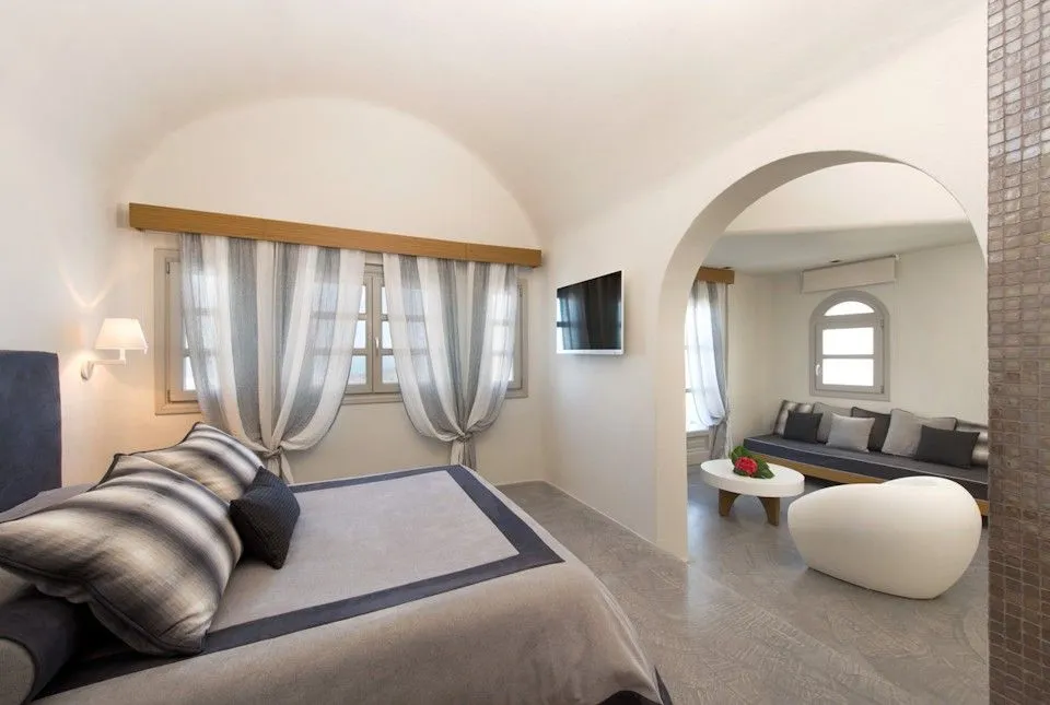 Avaton Suite with Outdoor Heated whirlpool and Caldera and Sunset view