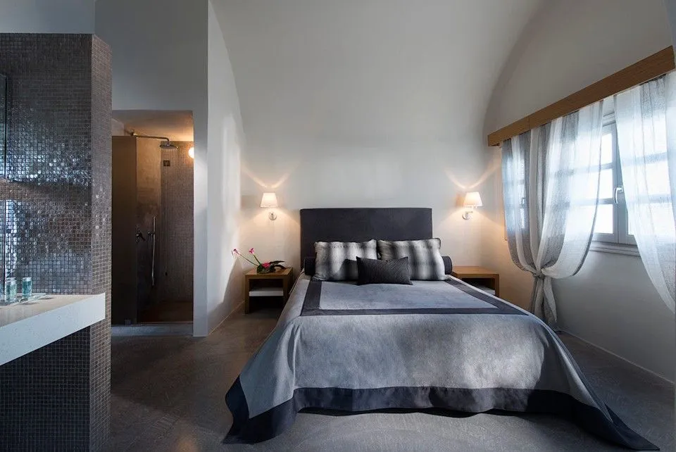 Avaton Suite with Outdoor Heated whirlpool and Caldera and Sunset view