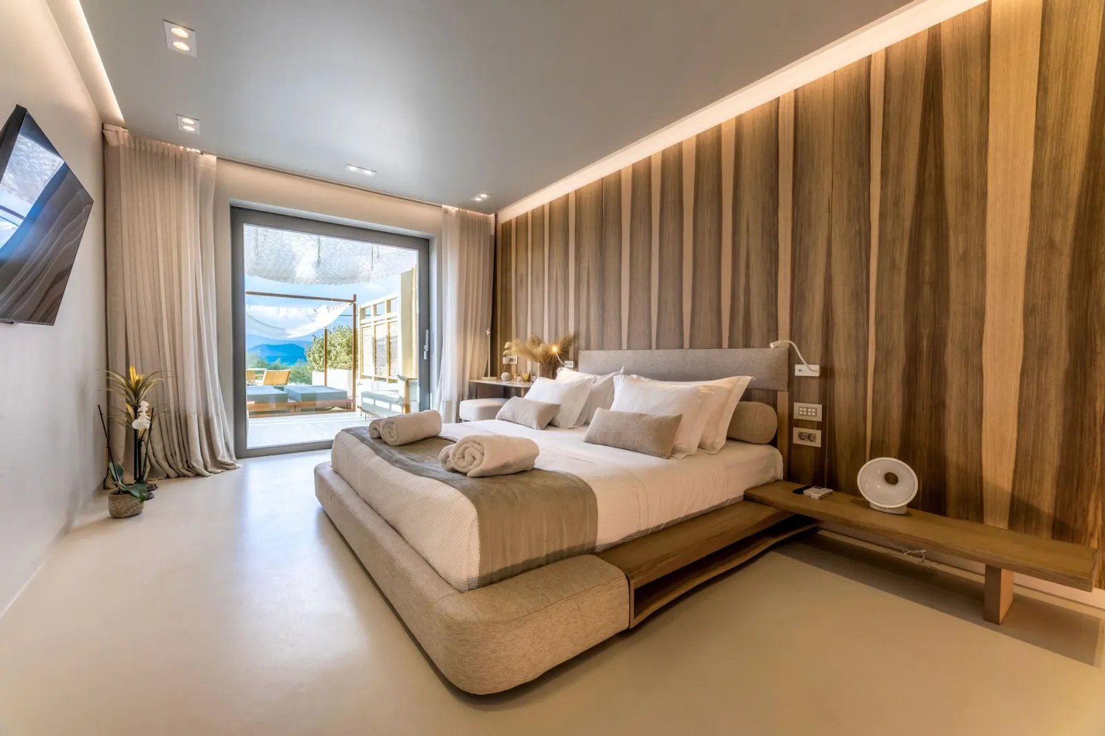 Sea View Meditation Suite with Outdoor Hot Tub &amp; Day Bed