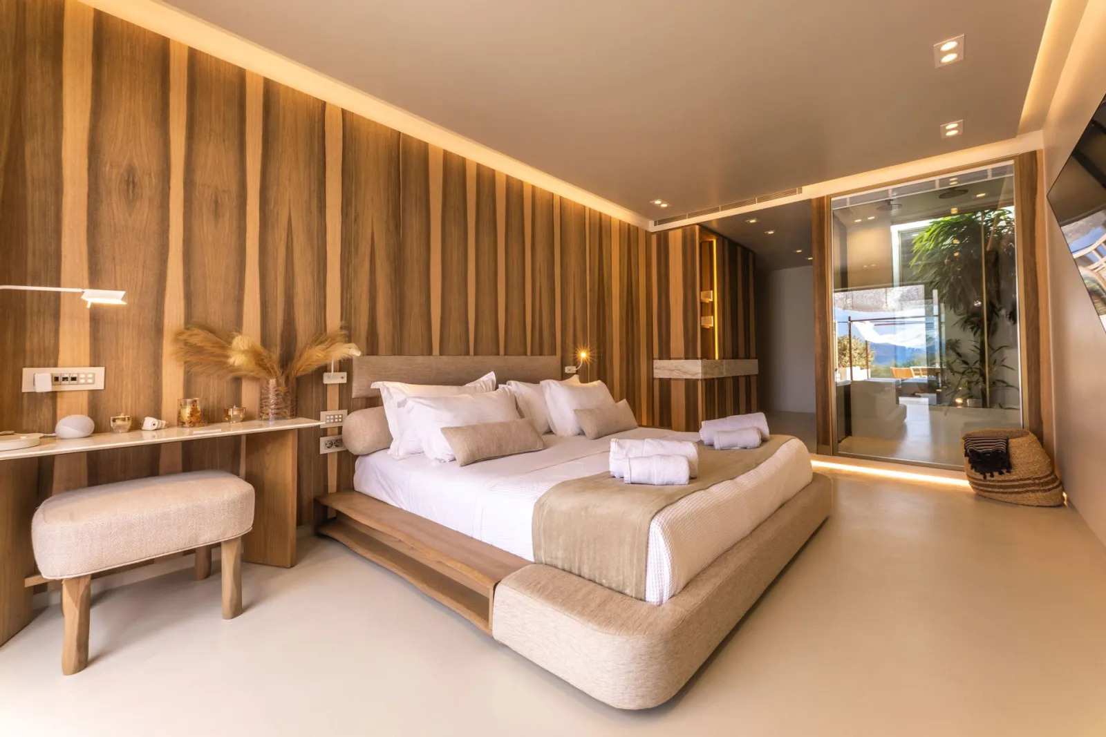 Sea View Meditation Suite with Outdoor Hot Tub &amp; Day Bed